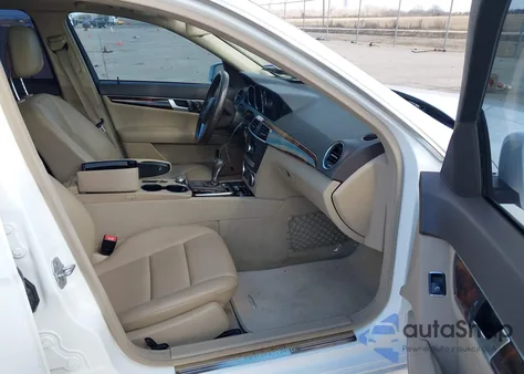 2013 Mercedes-Benz C 300 Sport 4Matic z USA, uszkodzony, nr VIN WDDGF8AB3DR282007